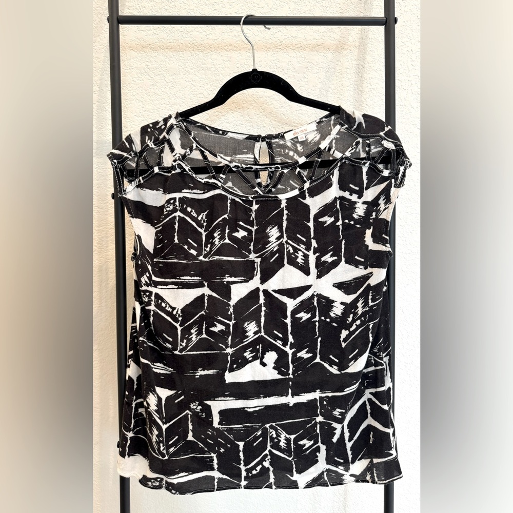 Ella Moss back and white shirt with cutouts around the neck size XS